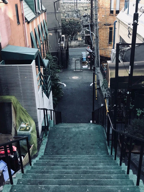 六本木の「閻魔坂」周辺にある「生と死のはざま」の階段。この界隈は細くて長い階段が多い