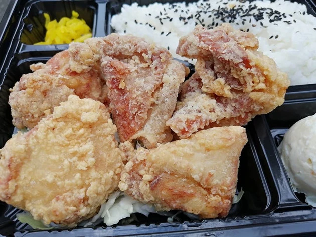 全国に170店を展開する中津唐揚げの雄「鶏笑」のからあげ弁当(もも+むね)580円。もも唐揚げはサクサクした衣の中から肉汁があふれる絶品。むねはパサパサ感がなく、ふんわりとした噛み応え。写真はテイクアウトの弁当で、唐揚げは4個入りで580円とコスパも十分