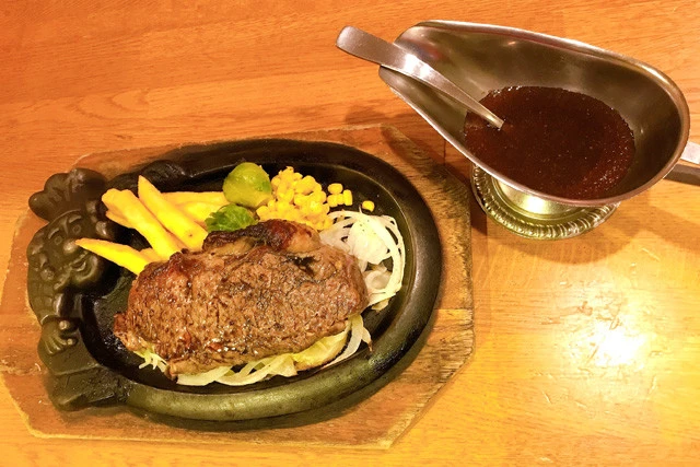 南米・ウルグアイ産の肉が味わえる数少ない店。分厚くカットされた脂肪分が少ない肉は、噛むと肉のうま味が口の中にジュワッと広がる。５種類のジェラートが味わえるジェラートバーもある