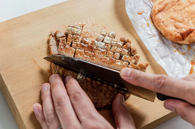 (1)切る! マクドナルドのてりやきマックバーガーからポークパティだけを取り出し、ひき肉に戻すような感覚で細かく切り刻む。余ったパンはタレの味が濃いため十分おいしく食べられる