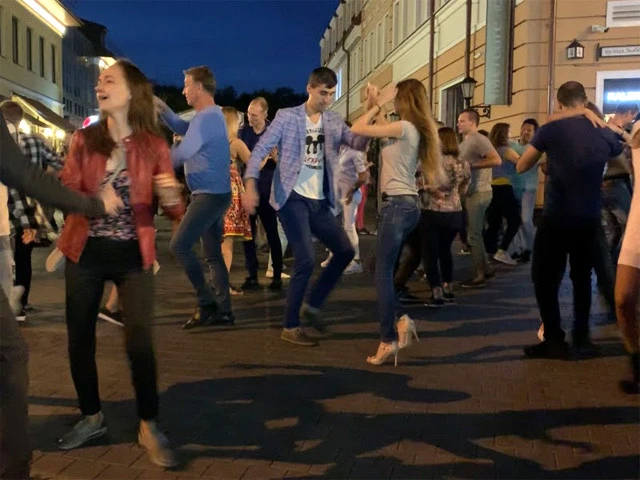 路上でサルサを踊る人々