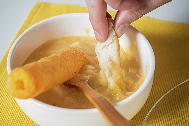 (5)ディップ! 全体がシチュー状になったら完成。食パンをディップして食べるとおなかも膨れて最高。ポテトフライ、チキン、野菜など、どんな食材をディップしてもまろやかな味を楽しめる