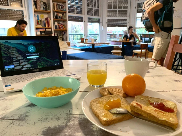 ホステルの無料朝食。安宿の朝食としては充実した内容