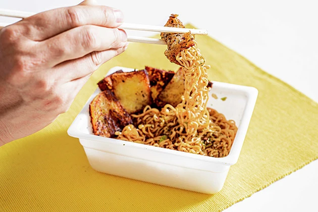 （４）ペヤング！　完成したペヤングにパンを盛りつけたら完成。パンでペヤングを巻くようにして食べよう。サクッとした食感とともに瞬間的にあふれ出るガーリックマーガリンが激しくウマい！