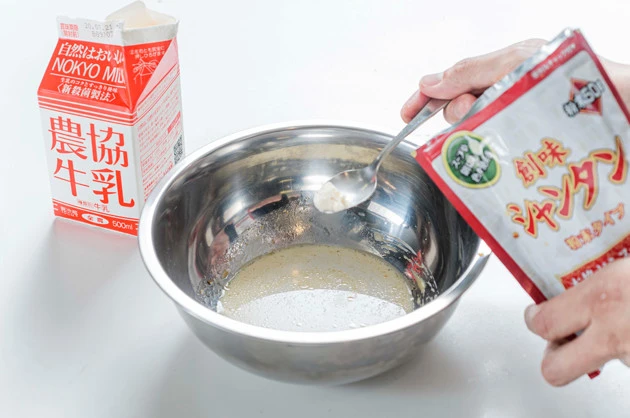 (2)タレ! どん兵衛冷しぶっかけうどんの液体スープと牛乳を1:2の比率で入れ、鶏ガラスープを小さじ1杯程度混ぜ合わせる。分量はお好みで調整して構わない。つまり適当でOK!