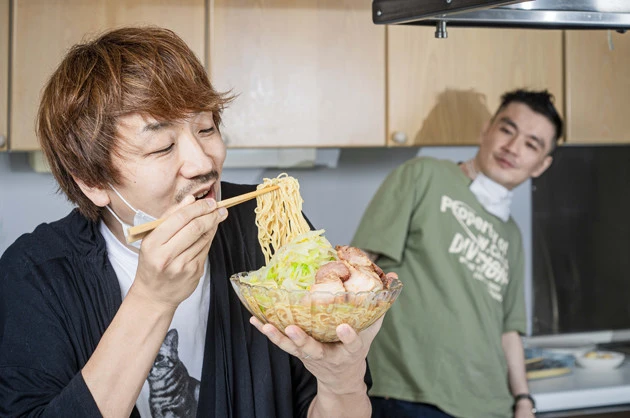 （５）激ウマ！　あとは全体をよく混ぜて豪快にすすって食べるべし。冷やし中華は細麺のものが多くラーメンよりものびやすい。麺から先に食べるのが最後までおいしく食べるコツとなる