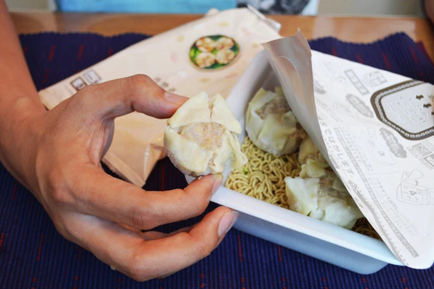 (1)入れる! 一平ちゃんを開封し、麺とフタの隙間に冷凍肉焼売を詰め込む。熱湯で焼売は解凍されるが、アツアツの状態で食べたい場合はあらかじめ焼売をレンチンして温めてから入れよう