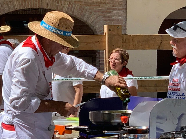 オリーブオイルは惜しみなくドバドバと！