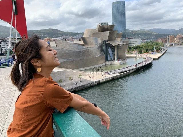 サルベ橋から見えるユニークな建築はビルバオ一番の観光名所「グッゲンハイム美術館」