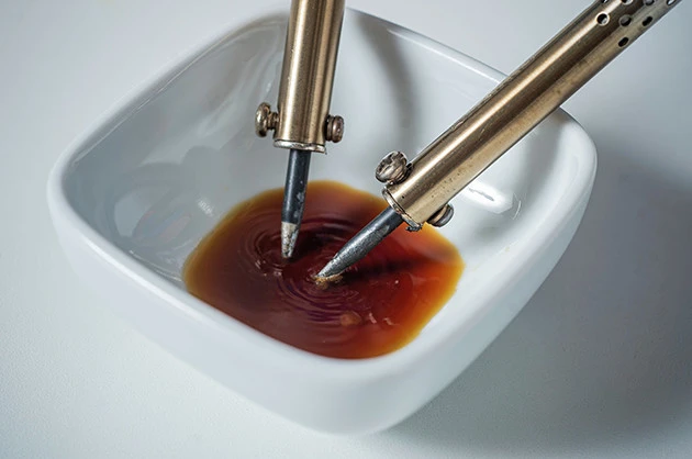 (3)醤油! 食器に醤油を入れたら、安全面に注意しながらハンダゴテを突っ込んでみよう。醤油の焦げたにおいが周囲に広がり、焦がし醤油を作っている気分を味わえる(味はあまり変化なし)