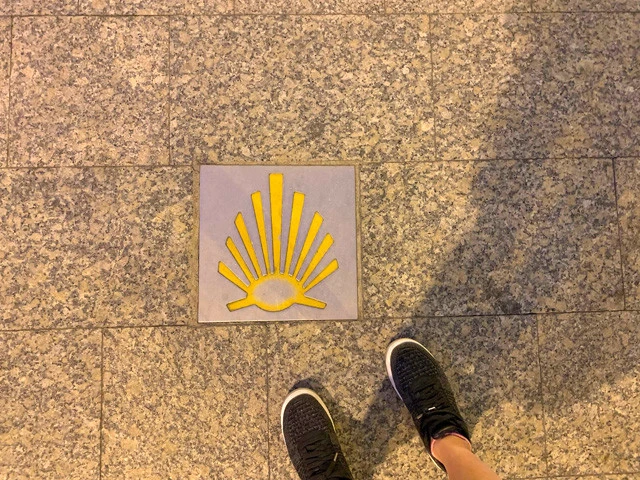 路上で見つけた巡礼路のシンボルであるホタテ貝のマーク