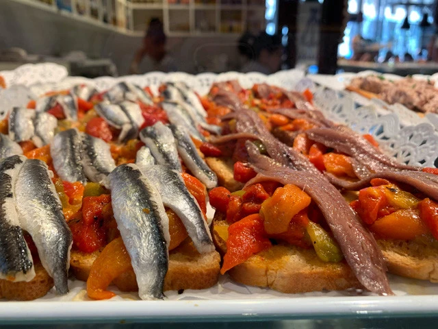 白ワインとアンチョビのピンチョスをペロリ