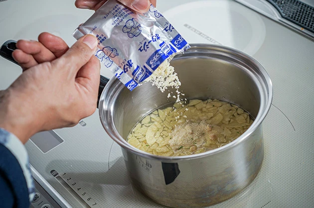 (2)スープ! プリングルズが柔らかくなったら一度火を止め、粉末ポタージュを入れながらかき混ぜ、全体にとろみをつける。入れる量は半袋を目安にしつつ、様子を見ながら調整しよう