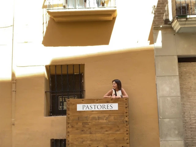 闘牛から逃れるための壁を利用したペストリー（パン菓子屋）のカウンターかな？