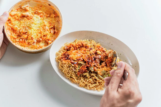 (2)移植! テイクアウトしてきたサイゼリヤのミラノ風ドリアのソース部分をスプーンなどではがし、そのまま完成したペヤングの上へと移植する。なるべく中心にのせるようにしよう