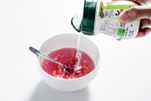 (3)とろみ! 日清「水溶きいらずのとろみ上手」を適量加えて溶かし、再び電子レンジで軽く温めて再度かき混ぜてとろみをつける。もちろん鍋と片栗粉を使ってとろみをつけても問題ない