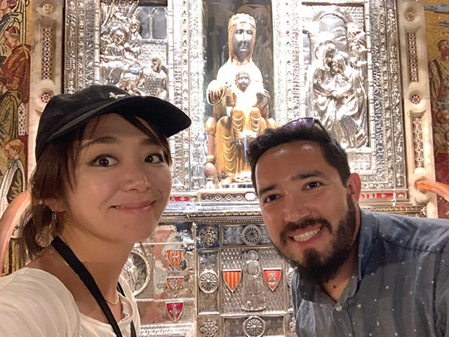 サンタ・マリア・モンセラット修道院付属大聖堂の黒マリア像「ラ・モレネータ」の前で