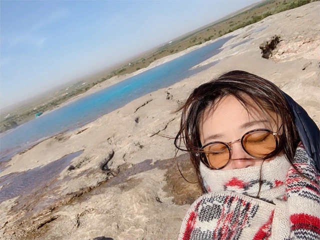 間欠泉が吹き上がるのをジッと待つ旅人