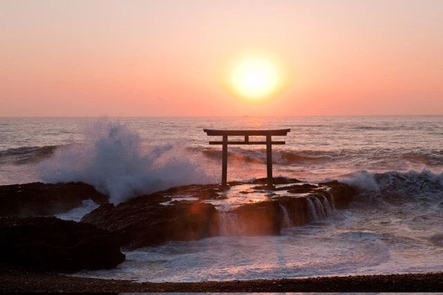 大洗磯前神社の神磯の鳥居。神様が降り立った場所といわれている場所。徳川光圀公も訪れたという