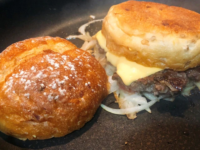 市川紗椰に起きた"バーガー革命"「チーズはパテの下に来るのが最適というのが研究の結果」