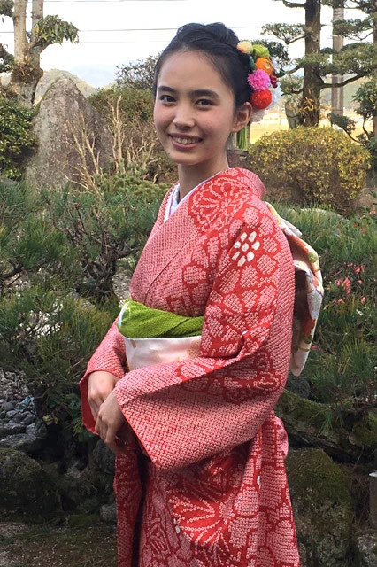 故郷の福岡にある、おじいちゃん宅にて、成人式の振り袖姿。自然豊かな場所で、子供の頃はよく虫捕りを楽しんだとか