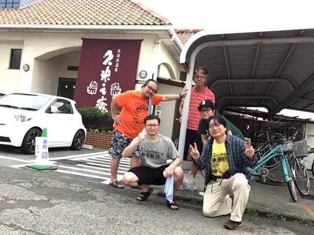 仕事終わり、スタッフや友人らと訪れていた地元・松山の温泉。入浴後はファミレスで朝までしゃべり倒すのが日課だった