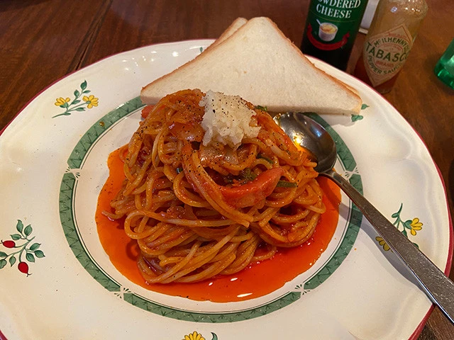 入谷・SUNのナポリタン。40年前から2代にわたって続く喫茶店の人気メニュー。麺はアルデンテの太麺、味はケチャップにトマトソースを加えたオリジナル。通常のナポリタンとは違う噛みごたえのある食感が印象的。 ナポリタン650円、食パンとサラダ、ドリンク、デザート付きセット850円(ともに税込)。夜はタマゴと和ダシによるソースが付き、つけナポリタンとしても食べられる。●「SUN」東京都台東区入谷2-3-16 ☎︎03-3875-4672/営業時間10:00~23:00(LO22:00)/ 定休日:日曜日、連休の祝日