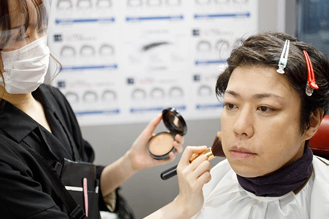 イケメン製作所ではメイク、眉毛、ヘアまで総合的にしてくれる。モデルはお笑いコンビ火災報知器の高松信太郎さん。メイクしてどうなったかは『週刊プレイボーイ29号』をチェック!