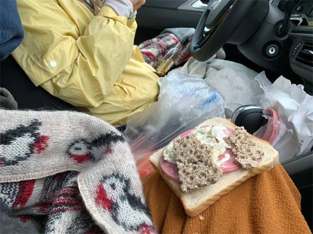 車の中で質素な夕ご飯をかじり就寝