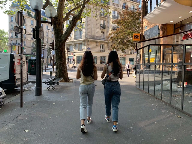 パリジェンヌたちの後ろ姿