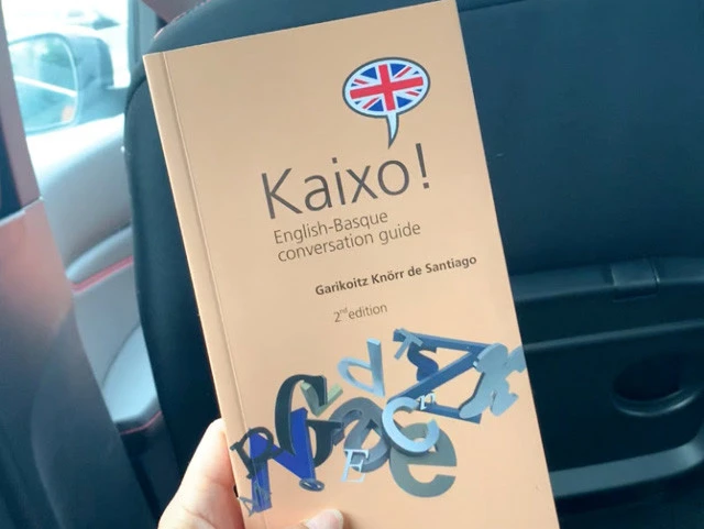 バスク語のテキストの表紙は「カイショ(ハロー)」