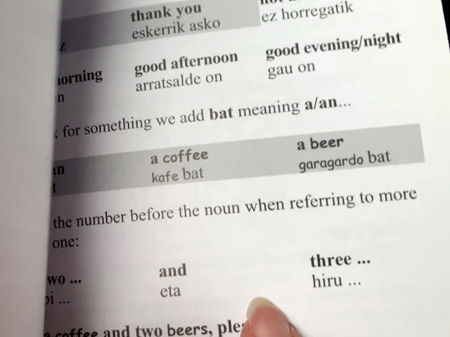 バスク語のテキストの中身。「エスケリカスコ(ありがとう)」あるね!