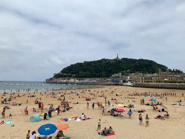 ビーチにはたくさんの人がいるが静かで穏やかな様子