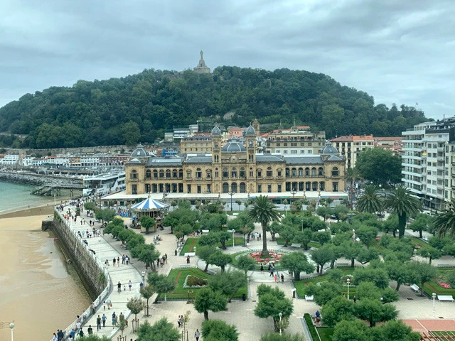 シティホールと、奥に見える丘「モンテ・ウルグル」。頂上にキリスト像がある