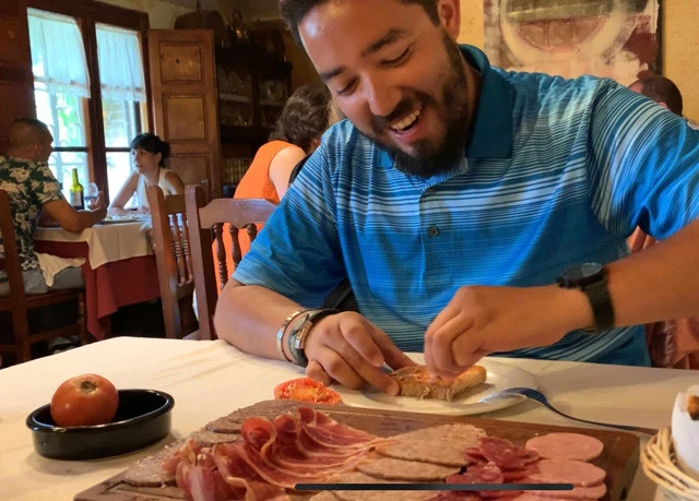 楽しそうにパン・コン・トマテを作るゴンジー