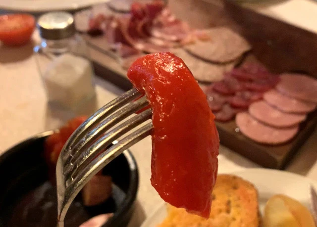 マグロの赤身ではありませんよ。赤パプリカです