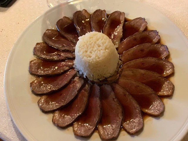 アナのお気に入りメニューは鴨胸肉の甘酸っぱいソース