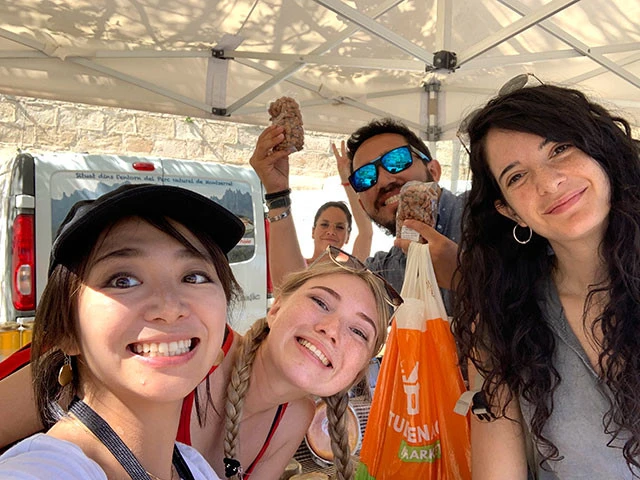 アーモンドが美味しすぎてご購入! (左から)私、ミラ、ゴンジー、アナ