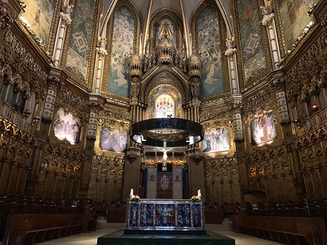 2階の小窓のところに黒いマリア像がいます!