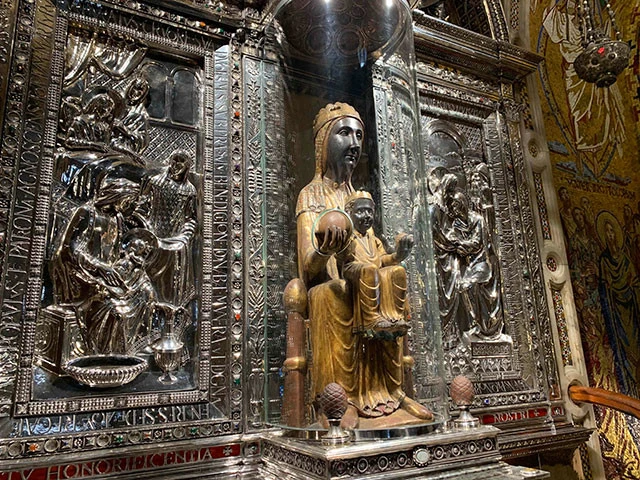 ケースの中の黒いマリア像「ラ・モレネータ」