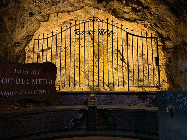 70℃のお湯が沸いている「Font del Roc del Metge」