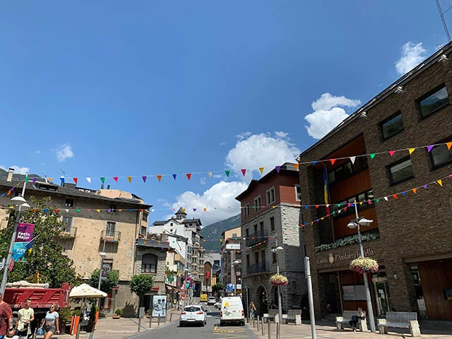 買い物客を意識してなのか観光地感のあるかわいらしい街中