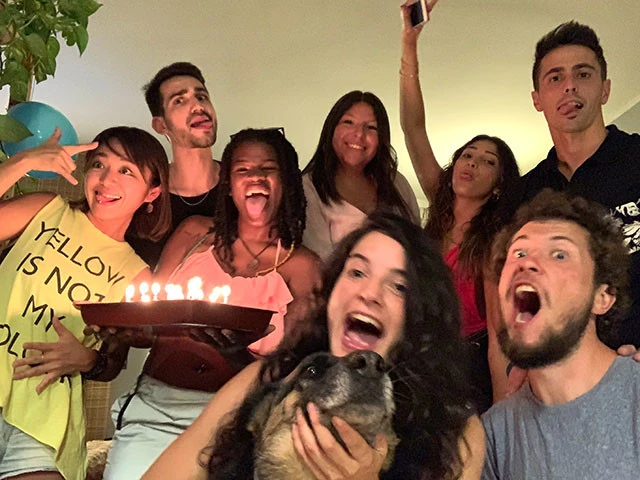 旅人マリーシャの世界一周紀行：第２５５回「多国籍カウチサーフィン仲間の家飲みの実態！」