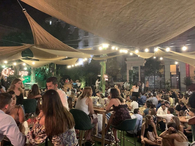 盛り上がるコロナビールの野外イベント