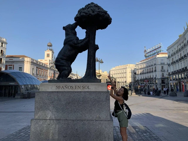 旧市街の中心地「プエルタ・デル・ソル(太陽の門)」にある、マドリードのハチ公的存在「クマとイチゴノキ」