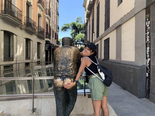 美術館で作品を撮影できないかわりに街中の銅像と(笑)。お尻の塗装がハゲてるってことはみんなが触ってるんだね(笑)