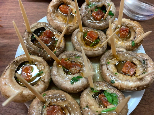 所狭しとお皿からあふれそうにしている肉厚マッシュルームたち