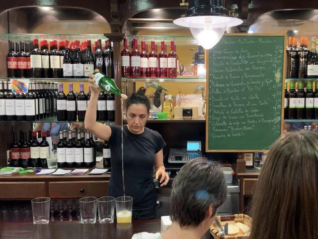 チャコリを高い位置からグラスに注ぐ「エスカンシア」というスタイル