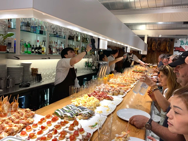 カウンター前にはズラリとお客さんでひしめき合っている