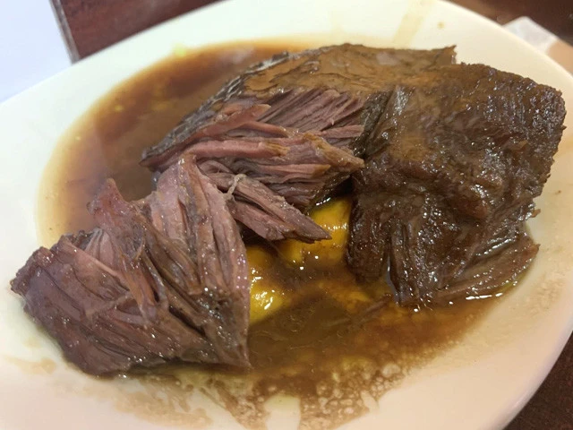 Borda Berriの人気料理「牛ホホ肉の赤ワイン煮込み」